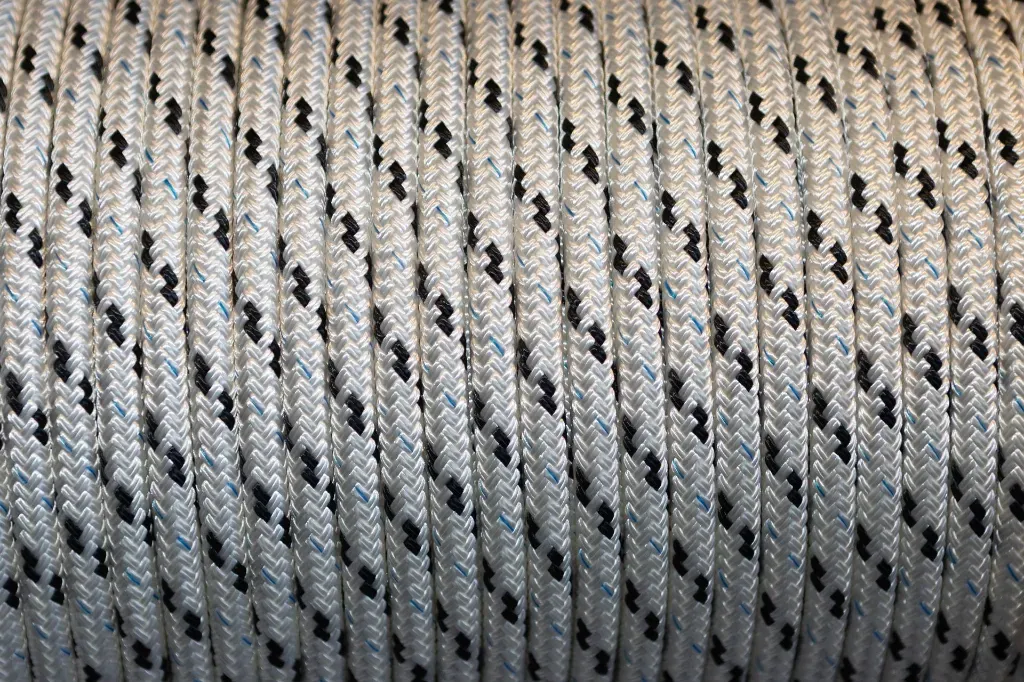 svart polyester braid on braid.webp