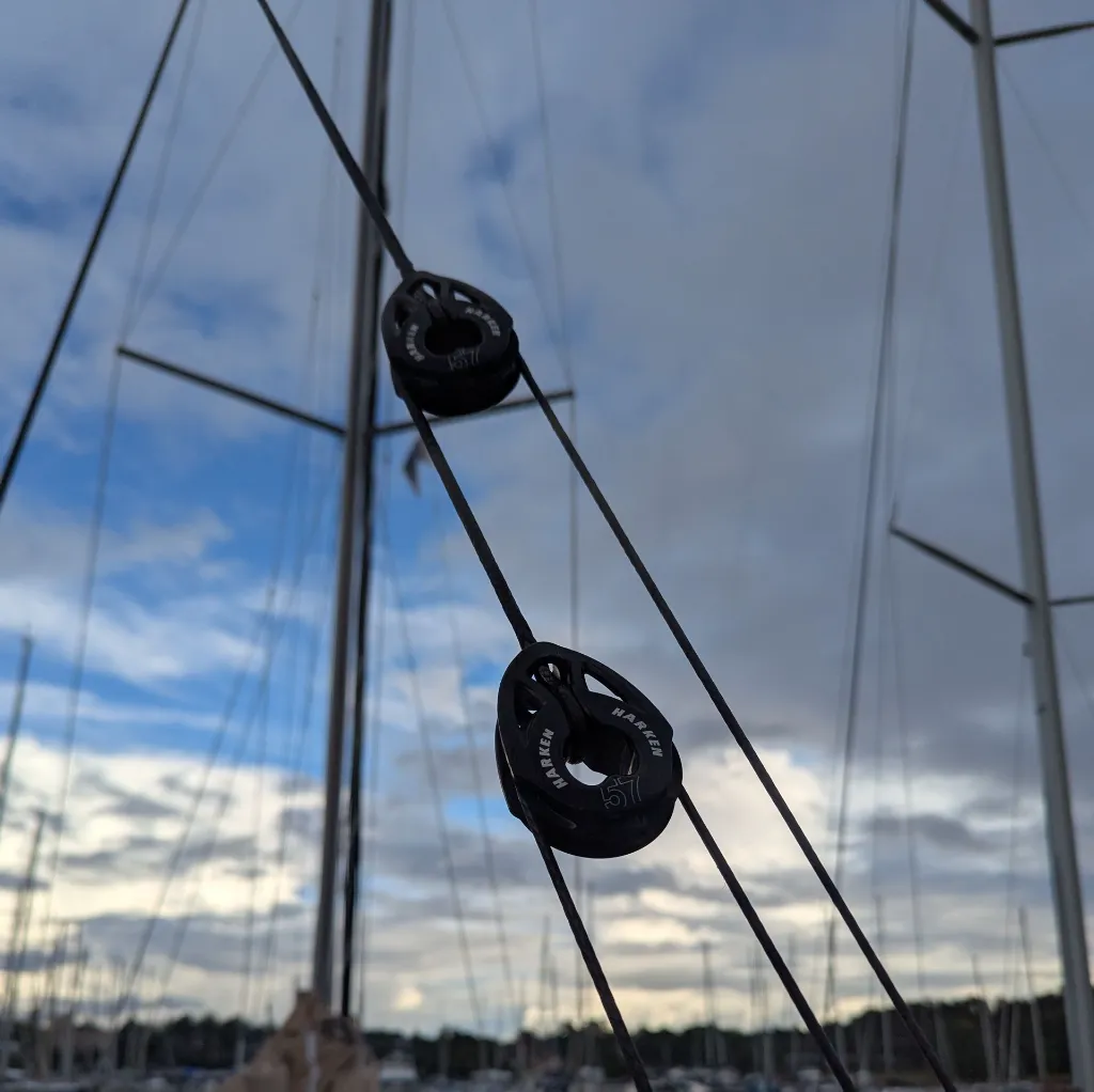 2152 Akterstag med tau Hanse 370